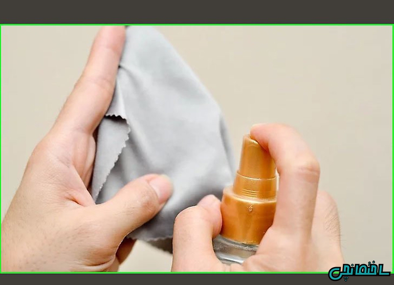 استفاده از دستمال میکروفایبر استفاده از دستمال میکروفایبر