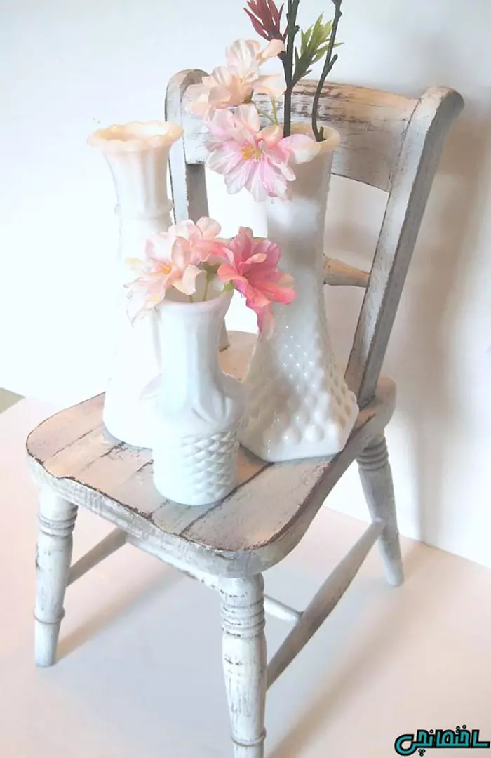 قرار دادن گلدان روی صندلی