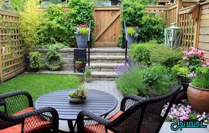 طراحی و تزئین باغچه حیاط با قلوه سنگ های کوچک و بزرگ